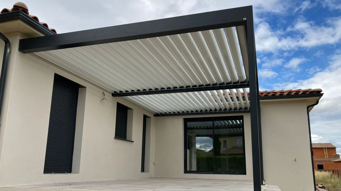 Pergola bioclimatique vs store banne Hérault — comparatif 2026